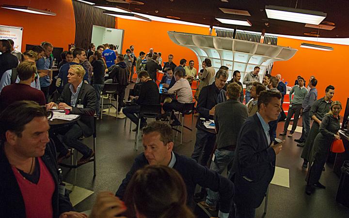 Bezoekers van Meet Magento in gesprek met elkaar tijdens een pauze.