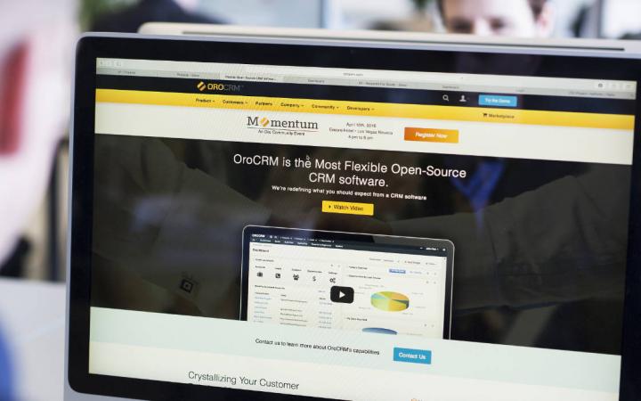 Website van OroCRM zichtbaar op een beeldscherm als onderdeel van Madia's partnership