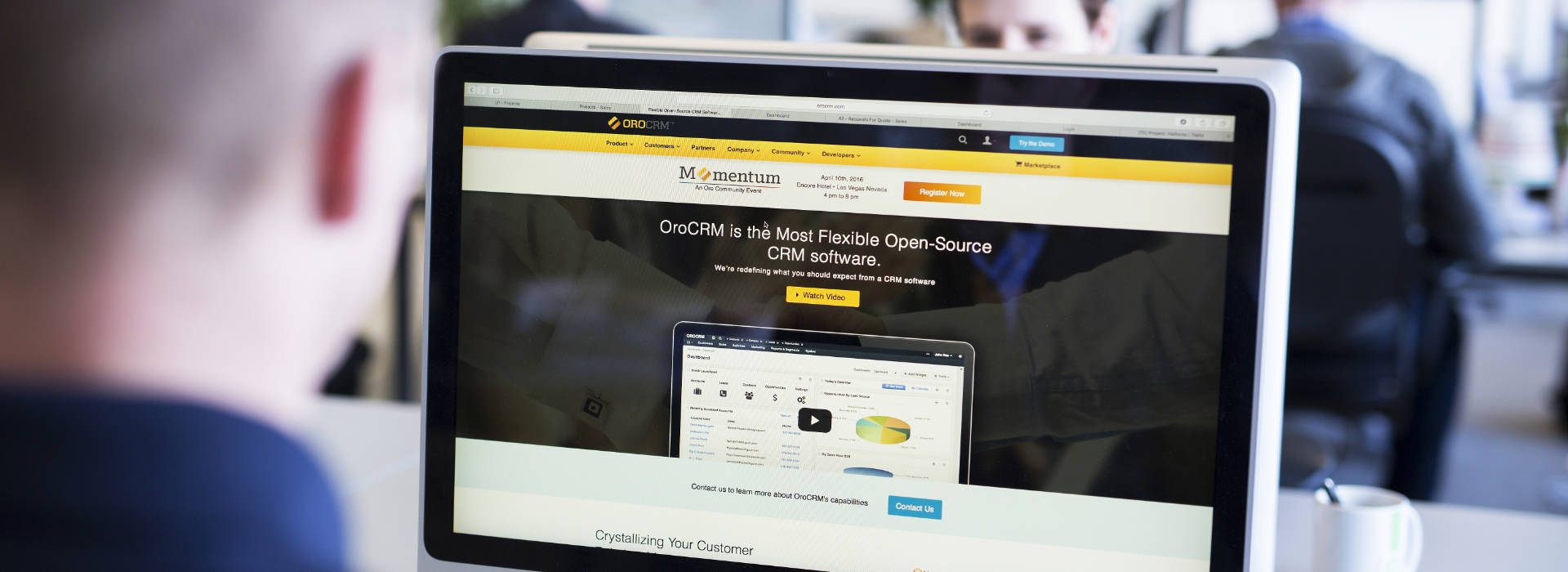 Website van OroCRM zichtbaar op een beeldscherm als onderdeel van Madia's partnership