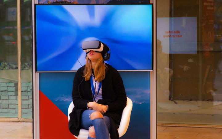 Een jonge vrouw heeft een VR-bril op