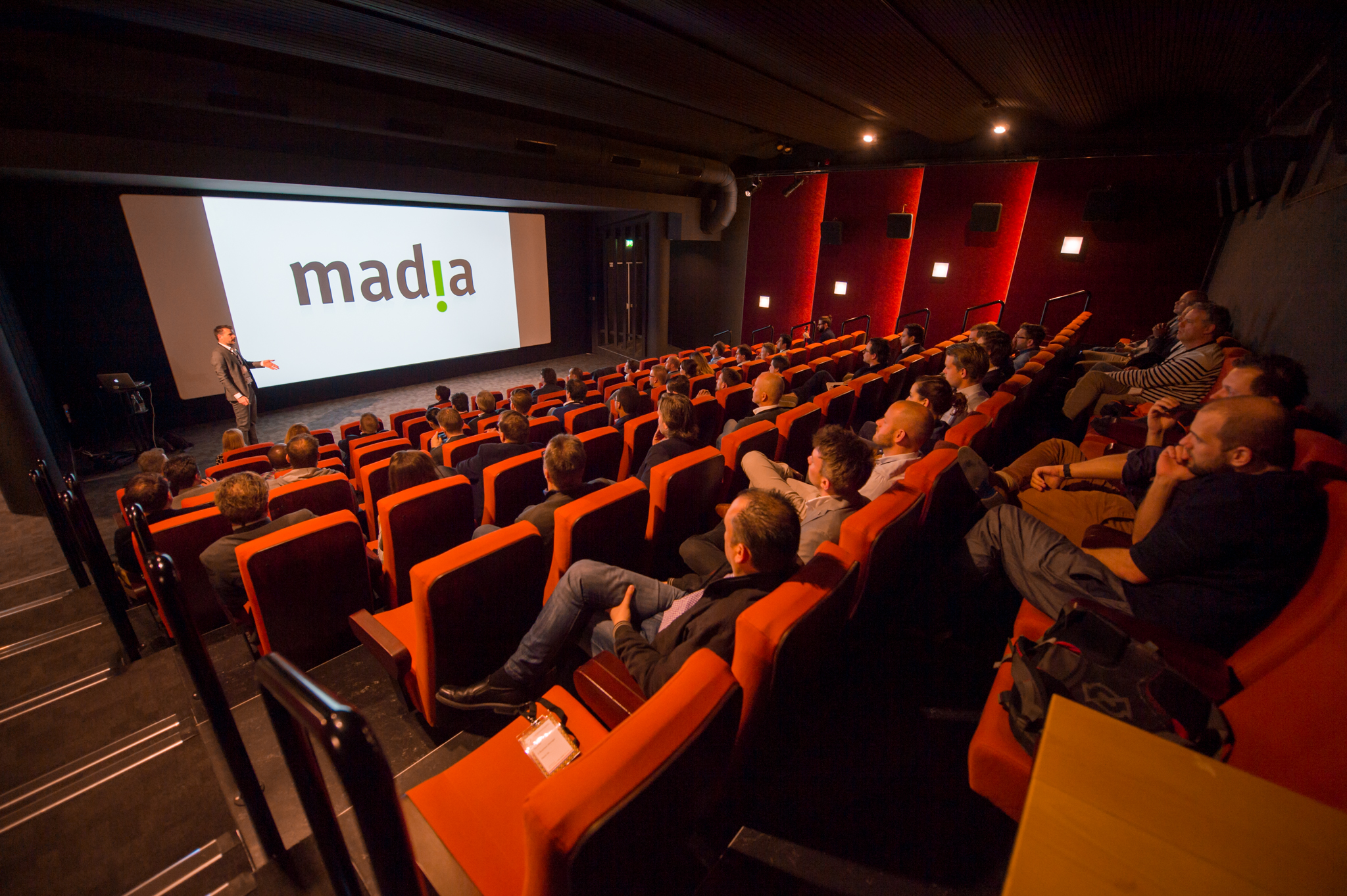 Een bioscoopzaal vol mensen met op het scherm het logo van Madia