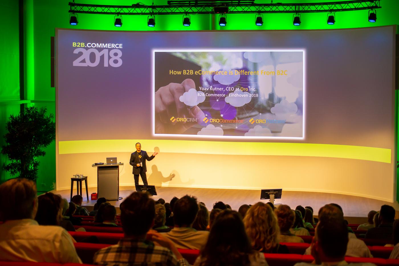 Yoav kutner spreekt tijdens B2B.Commerce