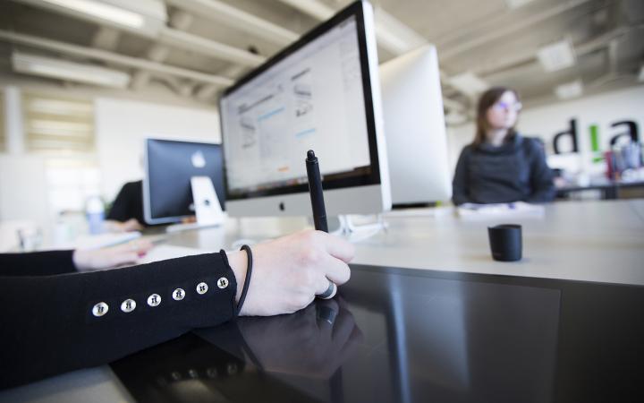Een collega aan het werk bij Madia