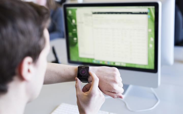 1 van onze collegas aan het werk bij madia aan een b2c e-commerce webshop