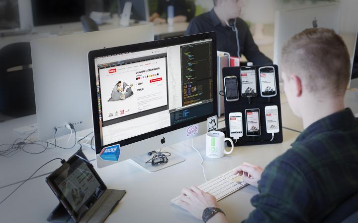 Stef aan het werk aan B2B e-commerce site