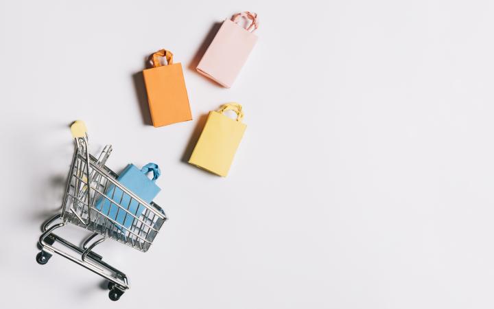 B2B e-commerce als winkelwagentjes met tasjes die eruit komen