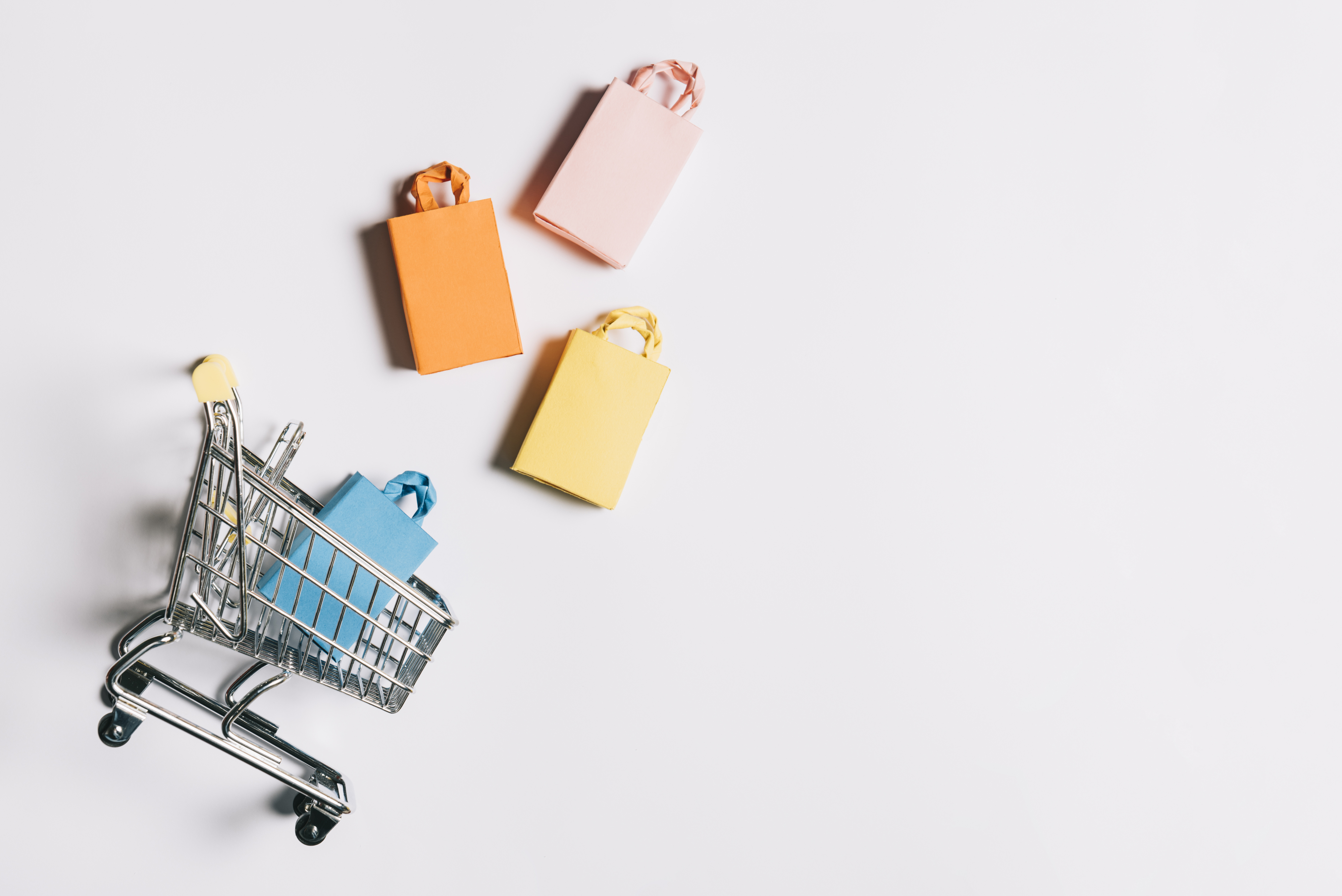 B2B e-commerce als winkelwagentjes met tasjes die eruit komen