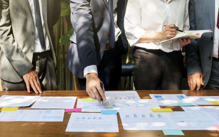 Mensen die om een RFP template heenstaan