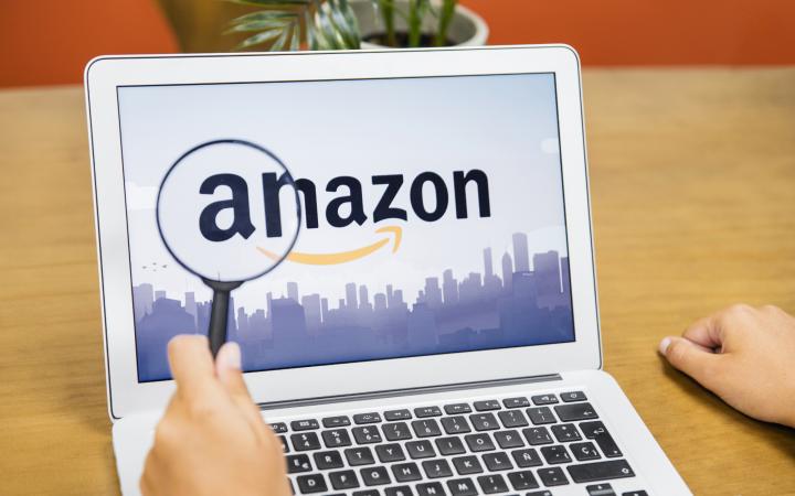 Laptop met Amazon logo