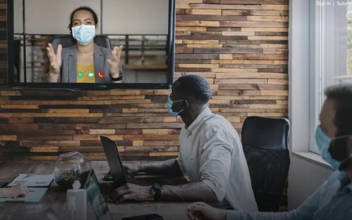 Mensen zitten in een video conferentie