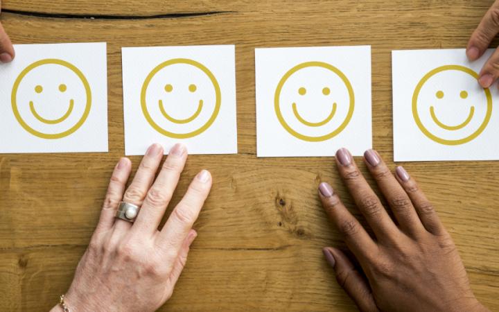B2B customer experience handen met smileys