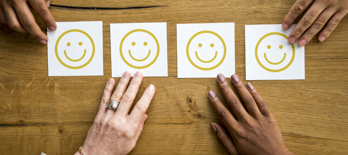 B2B customer experience handen met smileys