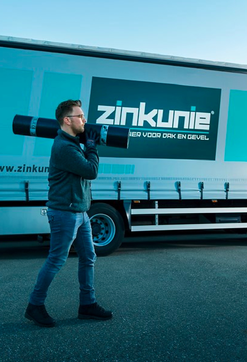 Een vrachtwagen van Zinkunie met een man ervoor